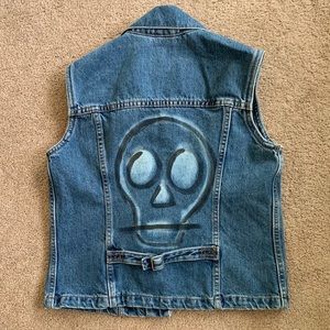 Women's Levi Red Tab Vest with Skull Art